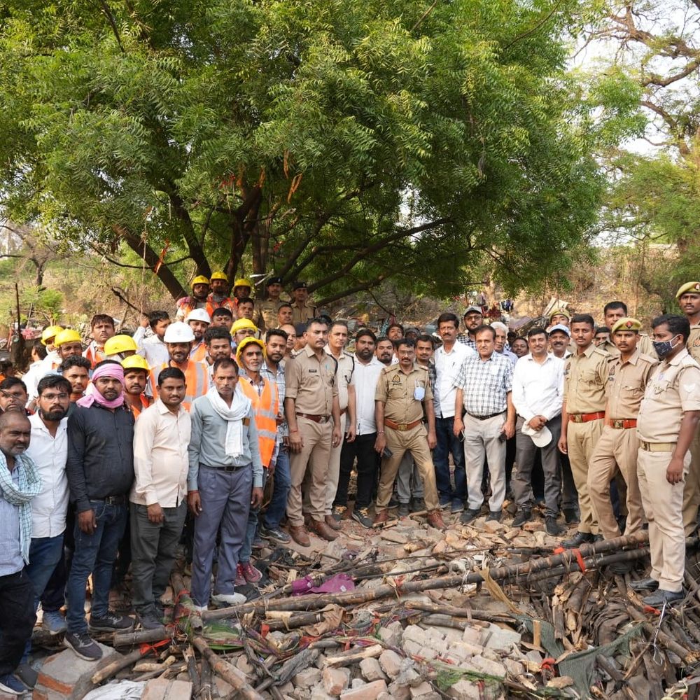 प्रयागराज में रेलवे ने 100 करोड़ की जमीन खाली कराई:गऊघाट में 6500 वर्गमीटर भूमि से अतिक्रमण हटाया गया