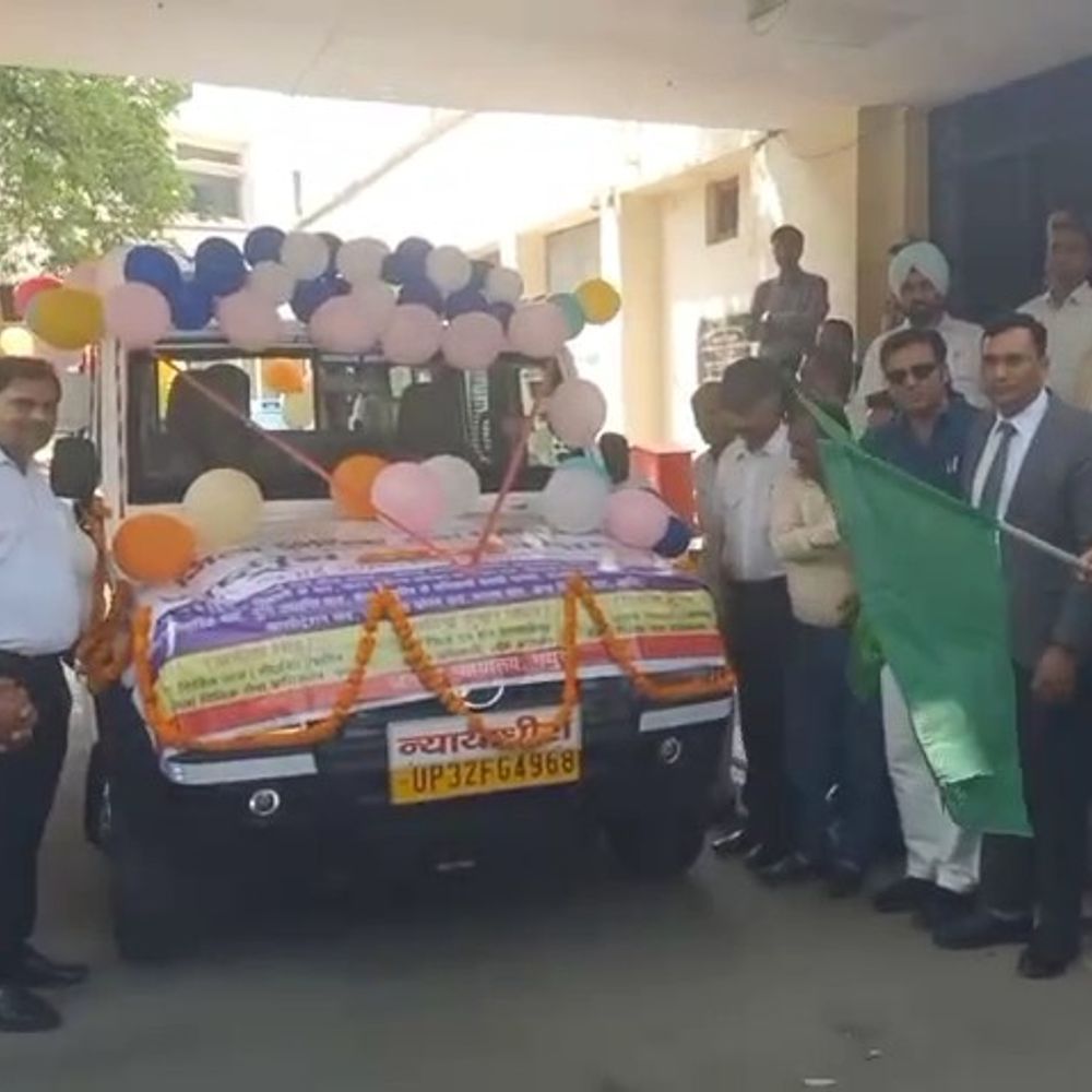 राष्ट्रीय लोक अदालत के लिए प्रचार वाहन रवाना:मथुरा में 9 मई को होगी लोक अदालत, लगभग 3,50000 लाख वादों के निस्तारण का रखा लक्ष्य