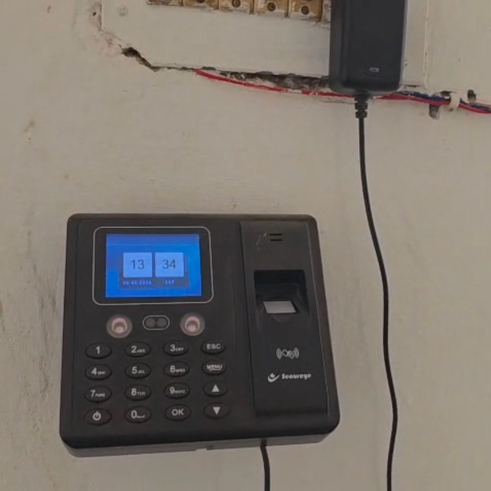 मदरसा इस्लामिया में अटेंडेंस का VIDEO:फर्जी हाजिरी लगाने का लोगों ने किया दावा, प्रशासन बोला- मशीन टेस्टिंग के दौरान का फुटेज