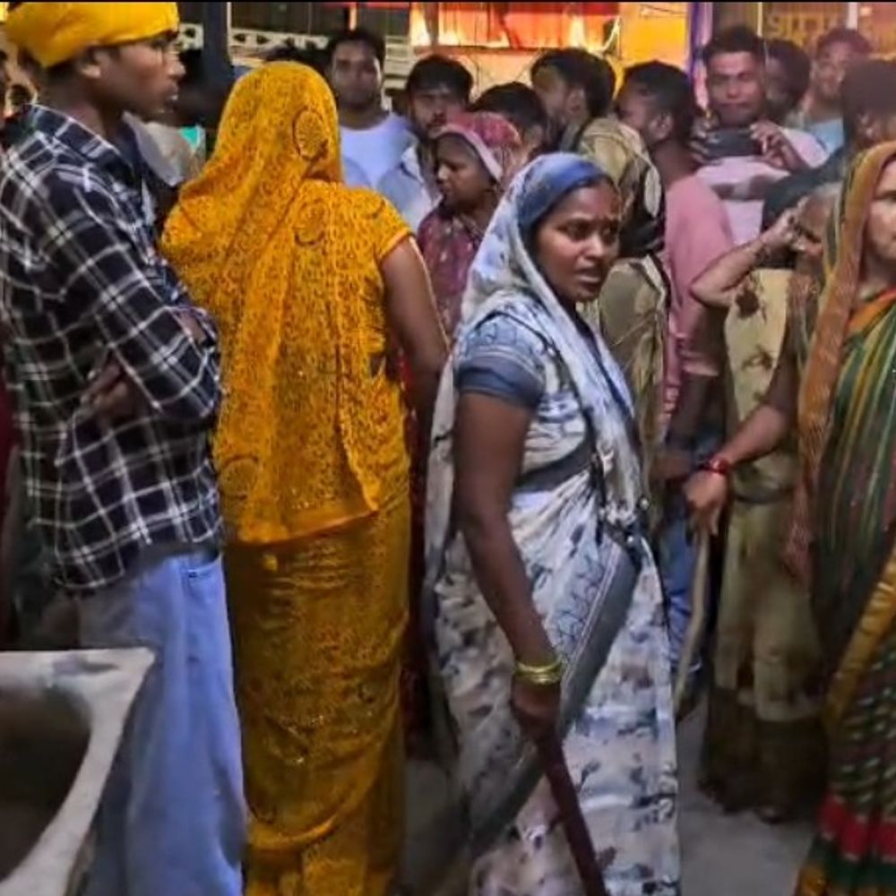 एटा में 24 घंटे बिजली गुल, उपभोक्ताओं का प्रदर्शन:सैकड़ों लोग बिजली घर पहुंचे, नारेबाजी कर पुलिस के आश्वासन पर लौटे