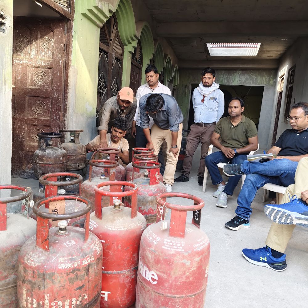 बंद मकान से 21 LPG गैस सिलेंडर बरामद:फर्रुखाबाद में आपूर्ति विभाग ने की छापेमारी, कालाबाजारी की आशंका