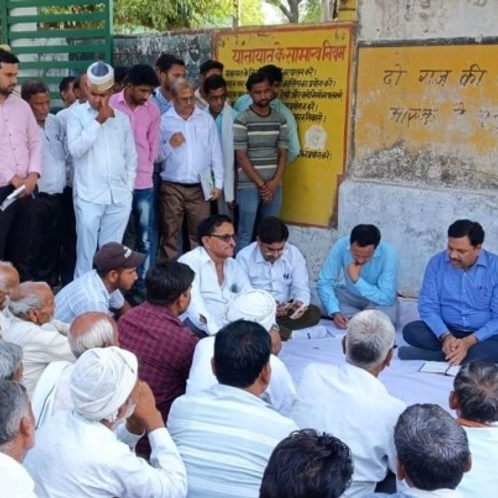 मैनपुरी में एक्सप्रेस-वे भूमि अधिग्रहण अटका:डीएम ने जमीन पर बैठकर सुनी किसानों की बात