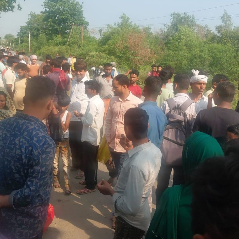 बस्ती में तेज रफ्तार बाइक की टक्कर:राशन लेने निकली महिला की मौके पर मौत, परिवार में कोहराम