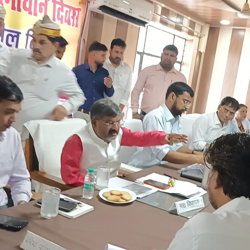अयोध्या में संपूर्ण समाधान दिवस:CDO-डीएम नहीं पहुंचे, एसडीएम ने सुनी लोगों की शिकायतें