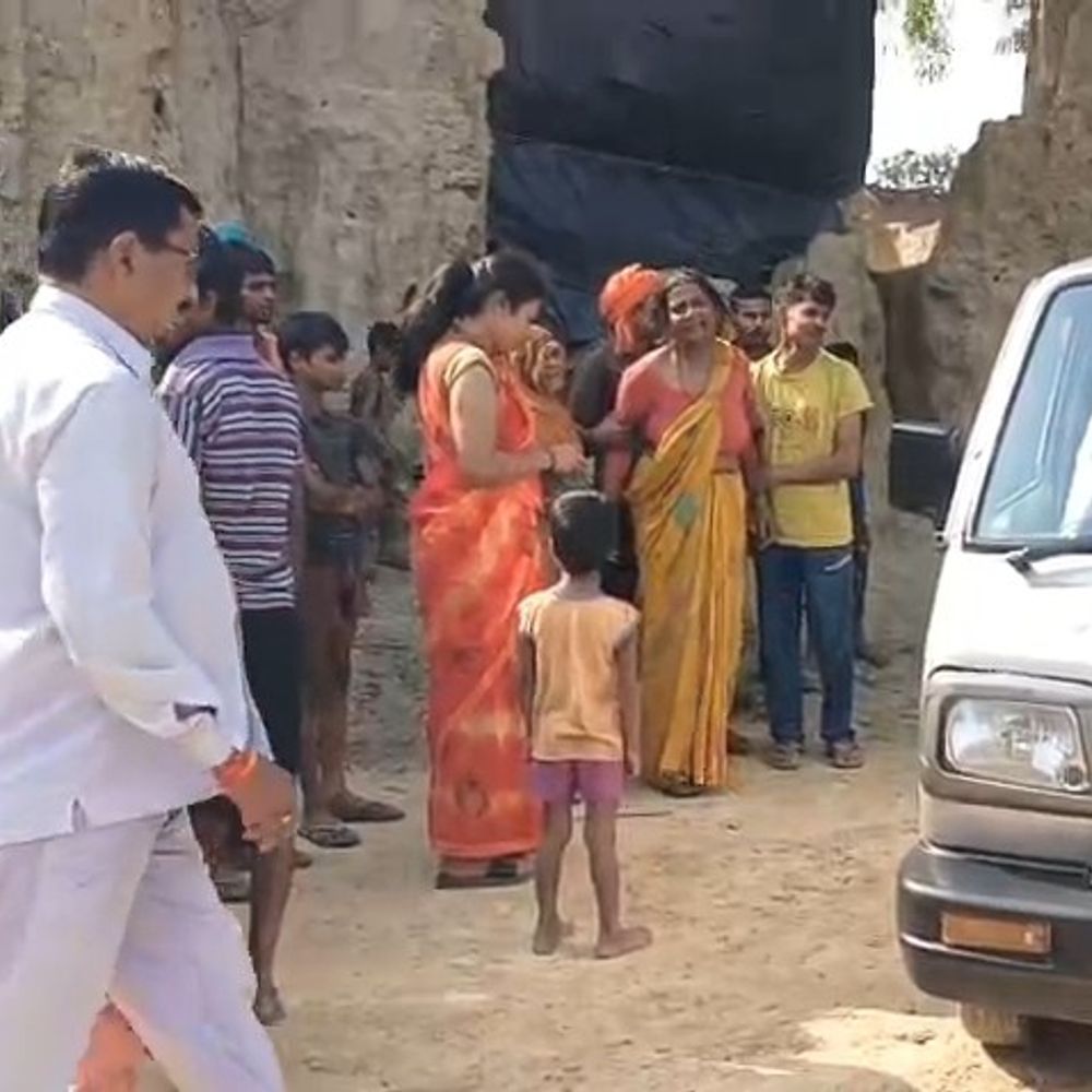 सीतापुर में युवक का शव पेड़ से लटका मिला:जमीन को लेकर गांव में चल रहा था विवाद, तीन दिन पहले भी हुआ था झगड़ा
