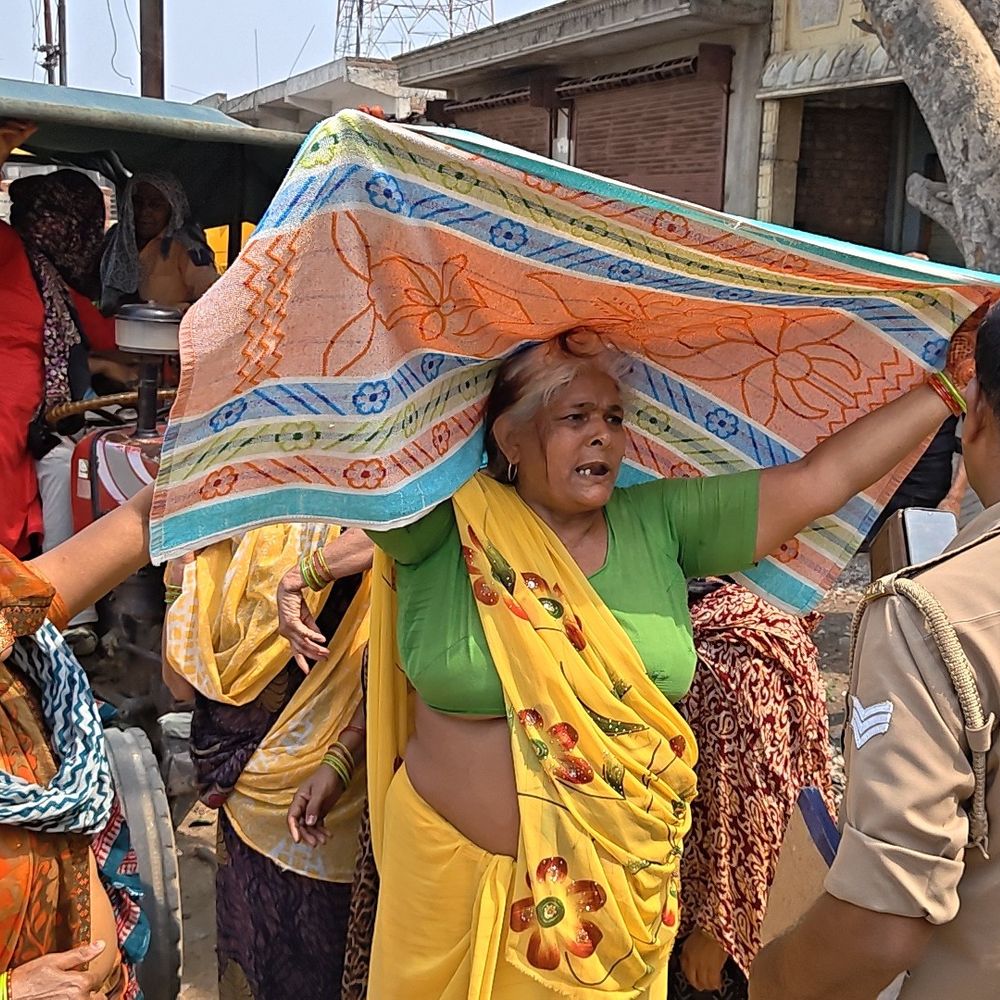 फिरोजाबाद में स्मार्ट मीटर का विरोध:महिलाएं बोलीं- ‘नहीं चाहिए स्मार्ट मीटर’, बिजली फीडर पर किया हंगामा