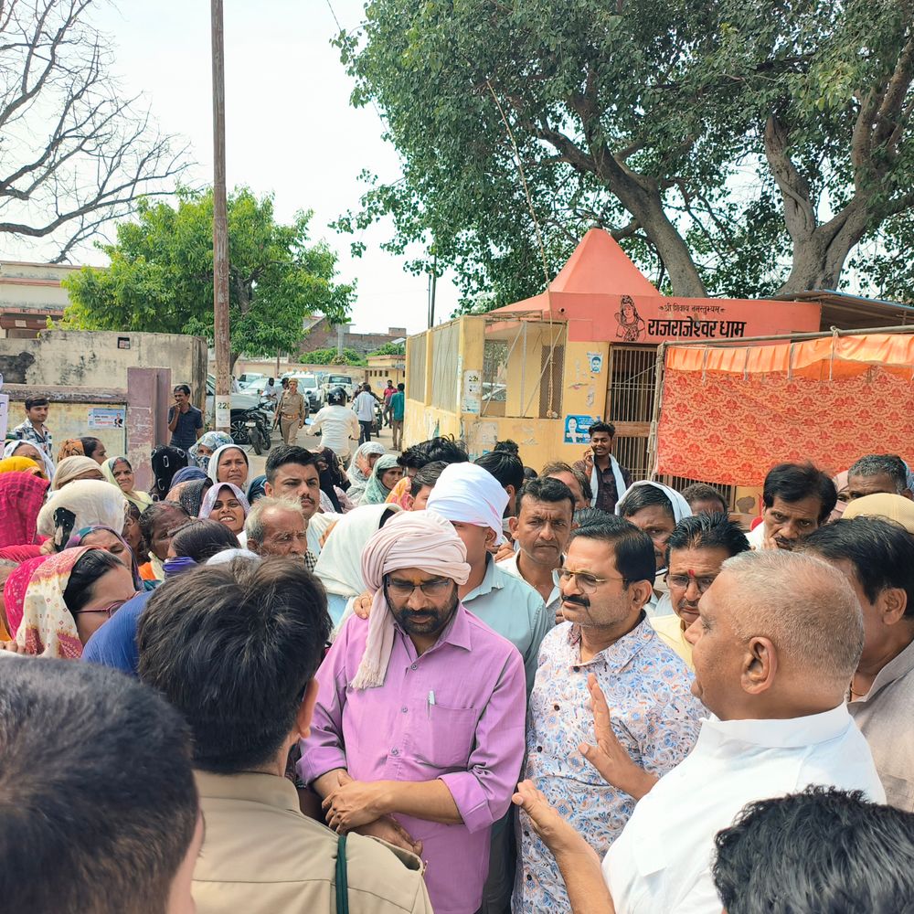 घाटमपुर में ग्रामीणों ने सांसद को घेरा:प्रीपेड स्मार्ट मीटर की समस्या बताई, निस्तारण का आश्वासन मिला