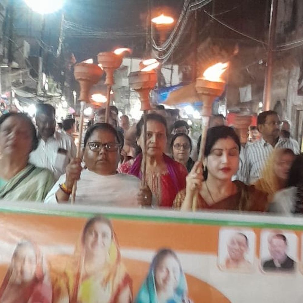 महिला आरक्षण विधेयक पारित न होने पर भाजपाइयों का प्रदर्शन:हाथरस में मशाल जुलूस निकालकर जताया विरोध, महिला कार्यकर्ता भी हुईं शामिल