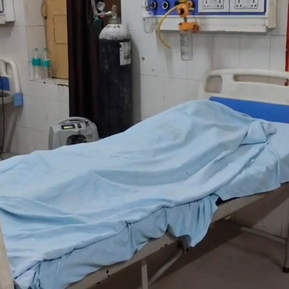 रेलवे ट्रैक पर युवक घायल, अस्पताल में मौत:स्ट्रेचर न मिलने पर परिजनों ने किया हंगामा, पुलिस ने समझाकर शांत कराया