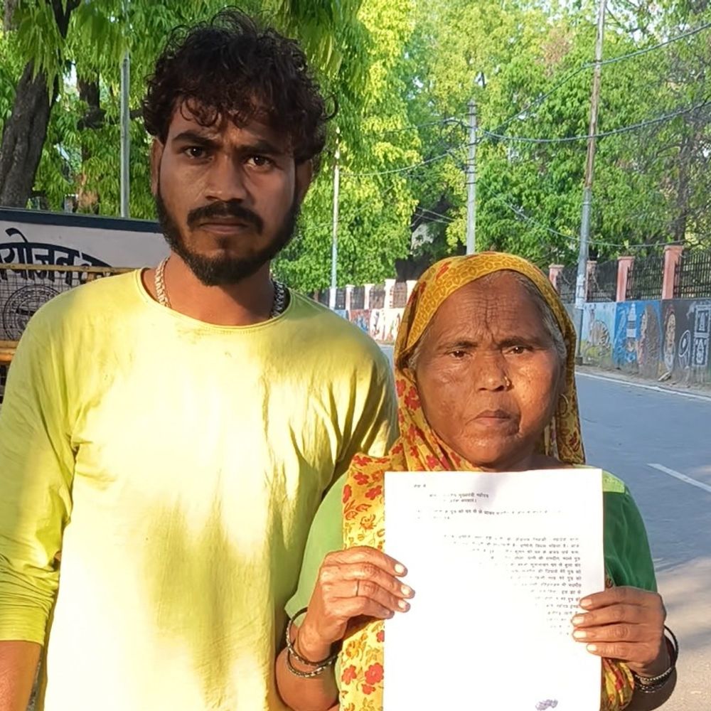 दोस्ती के शक में बेटे को बुलाकर बेरहमी से पीटा:शरीर पर चोटों के गहरे निशान, मां-बेटे ने एसपी से की शिकायत