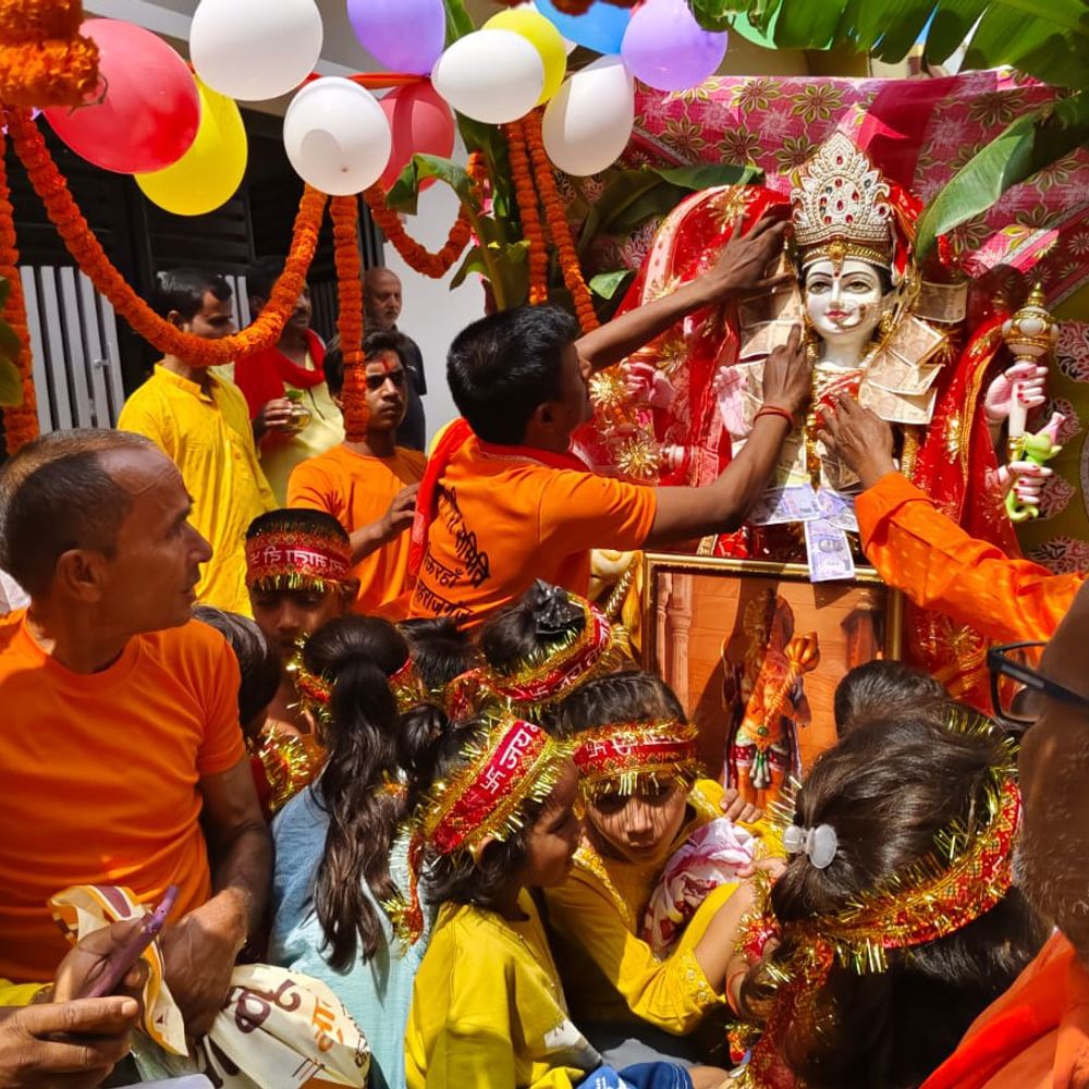 प्राण प्रतिष्ठा के उपलक्ष्य में चिउरहाँ में निकली भव्य कलश-यात्रा:श्री श्री दुर्गा मंदिर समिति और दुर्गा सप्तमी पाठ का आयोजन, कलश यात्रा और झांकी निकाला गया