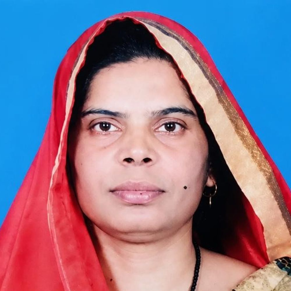 हाईटेंशन लाइन की चपेट में आने से महिला की मौत:एटा के खतिया गांव में घर की छत पर कपड़े सुखाने गई थी