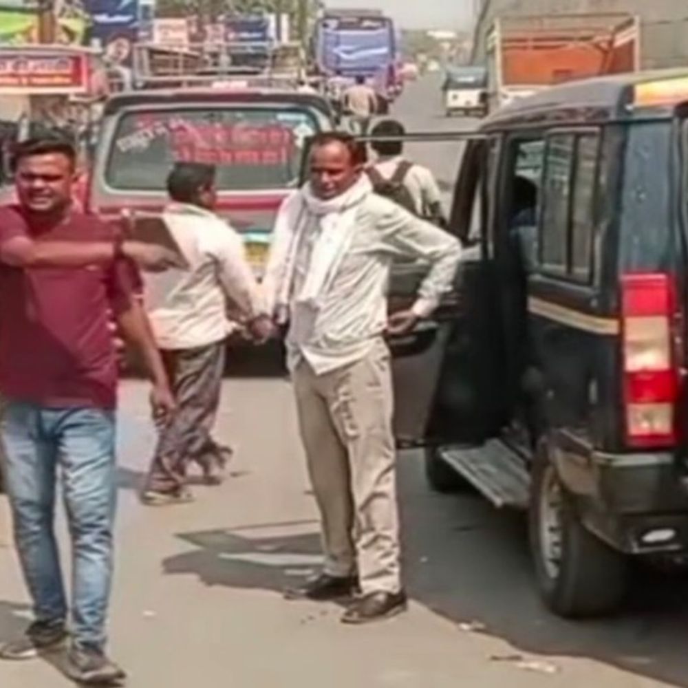 शाहजहांपुर में पुलिस वाहन में सवारियां भरते VIDEO:रामपुर के वाहन के रूप में हुई पहचान, महिला सुरक्षा ड्यूटी में लगी थी गाड़ी