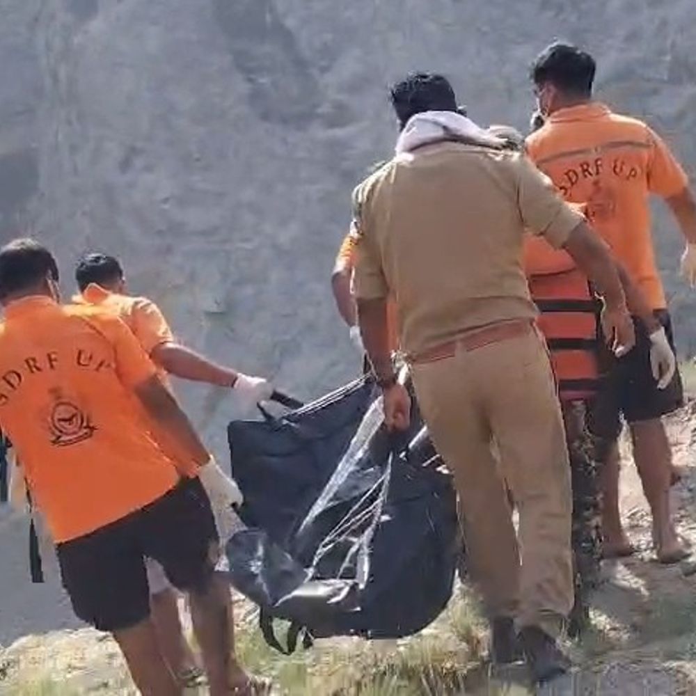 300 फीट गहरी खदान से व्यक्ति का शव:महोबा में SDRF ने 72 घंटे बाद रेस्क्यू कर निकाला बाहर