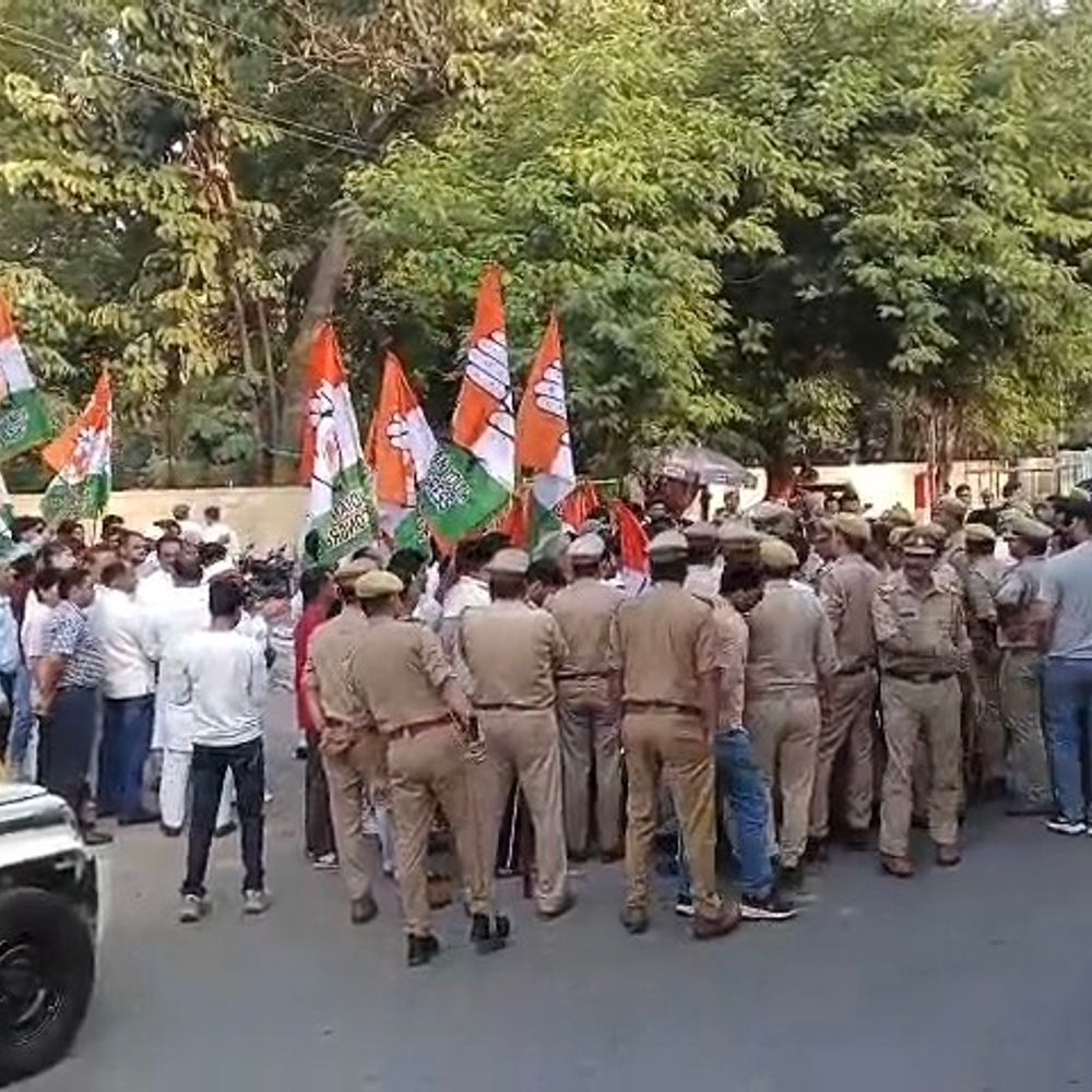 मुजफ्फरनगर में कांग्रेस की 'किसान नौजवान बचाओ यात्रा' रोकी:पुलिस-कार्यकर्ताओं में धक्का-मुक्की, सड़क पर बैठकर किया प्रदर्शन