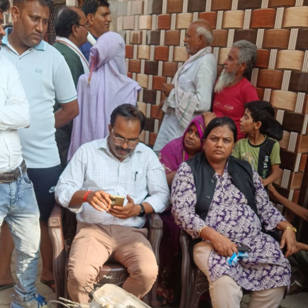 स्मार्ट मीटर पर हंगामा, उपभोक्ताओं ने उखाड़ फेंके:कानपुर देहात में बढ़े बिजली बिलों से नाराज लोगों ने मीटर हटाए, विभाग पर आरोप