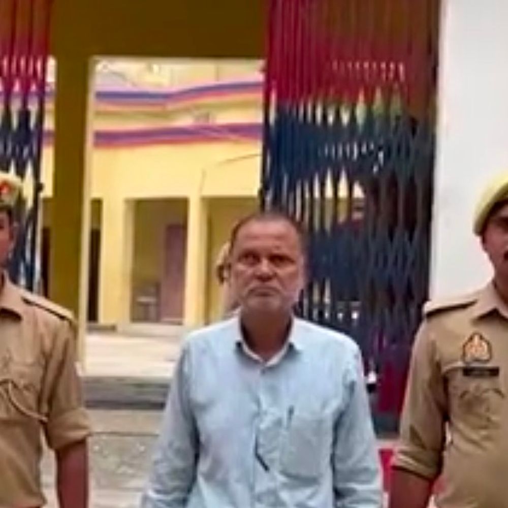 प्रधानाध्यापक निलंबित, बच्ची से गलत हरकत का आरोप:बलिया में पुलिस ने आरोपी को किया था गिरफ्तार