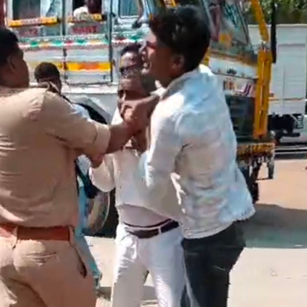 नोटिस तामील कराने गए पुलिसकर्मियों से बाप-बेटे ने की अभद्रता:अमेठी में बीच सड़क हुई घटना, पुलिस ने दोनों को हिरासत में लिया