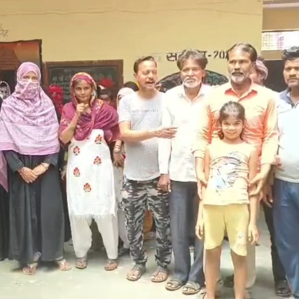 महोबा की कांशीराम कॉलोनी में जल संकट गहराया:महिलाएं 2 किमी दूर से ला रहीं पानी, तहसील में किया प्रदर्शन