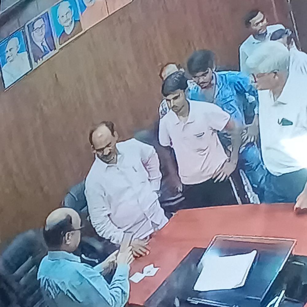 बस्ती जिला अस्पताल में मृत्यु प्रमाण पत्र पर हंगामा:गार्ड से मारपीट, एसआईसी को धमकी, घटना सीसीटीवी में कैद