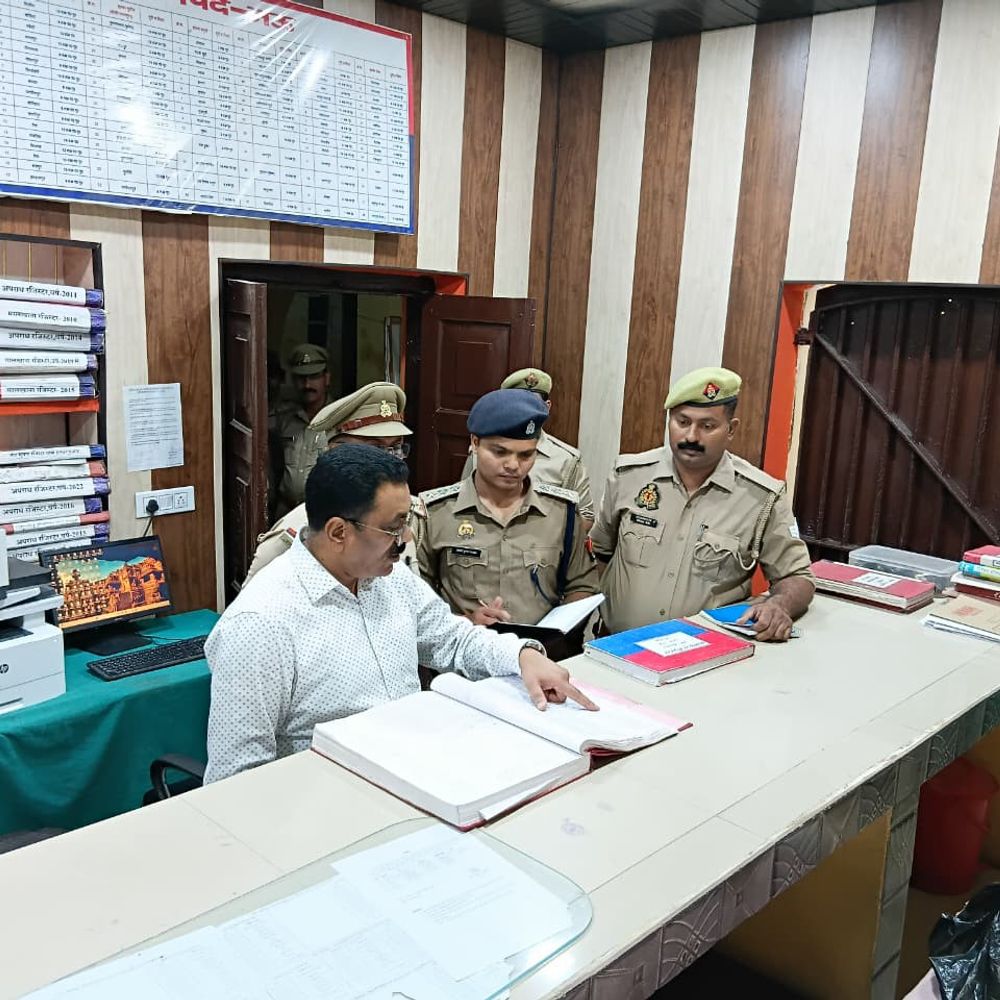मऊ में एसपी ने किया हलधरपुर थाने का औचक निरीक्षण:महिला-साइबर अपराधों पर सतर्कता, बीट पुलिसिंग व जनसंवाद बढ़ाने पर जोर