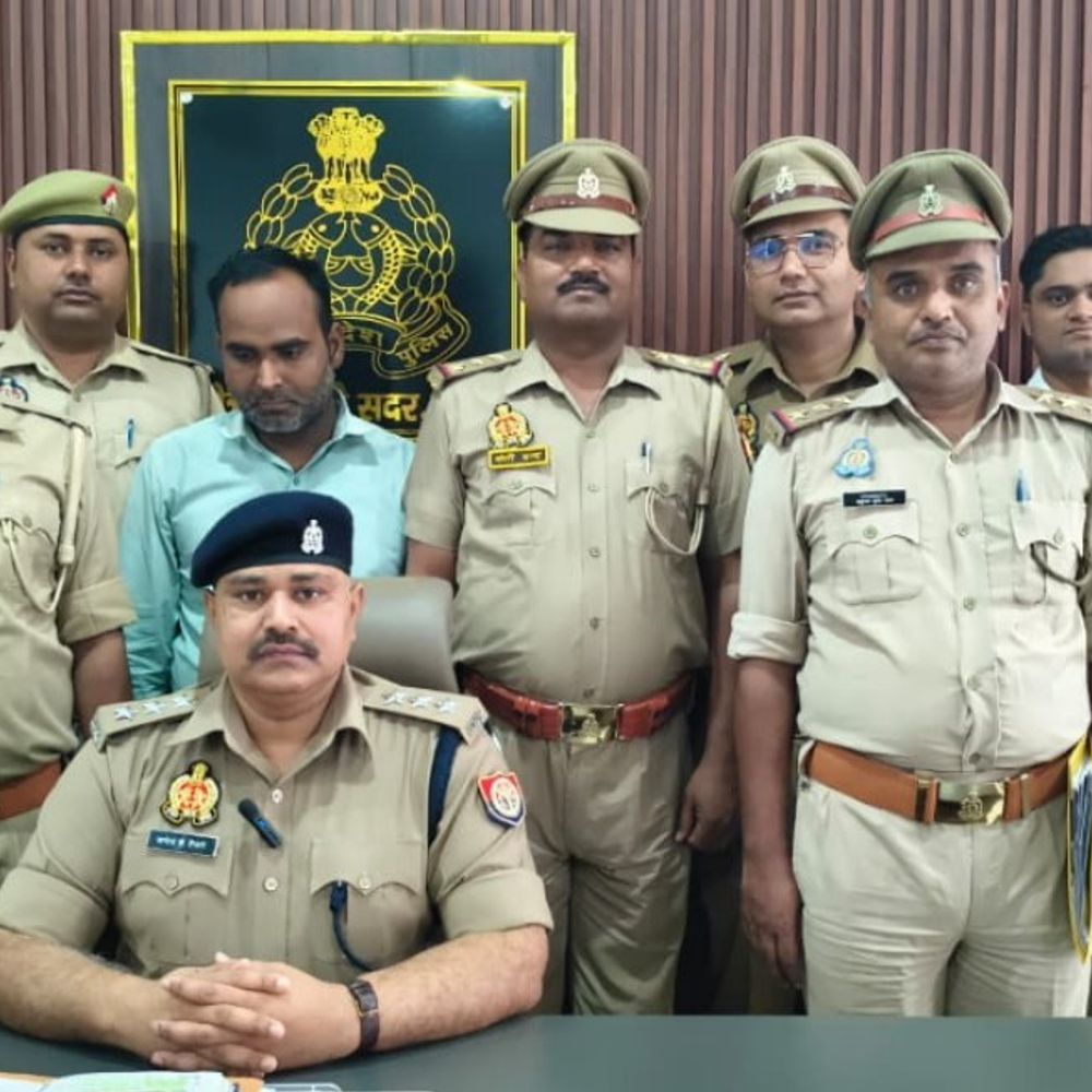 बस्ती में फर्जी जज बनकर धमकाने वाला गिरफ्तार:अफसरों को कॉल कर काम करने का बनाता था दबाव, कई फेक आईडी बरामद