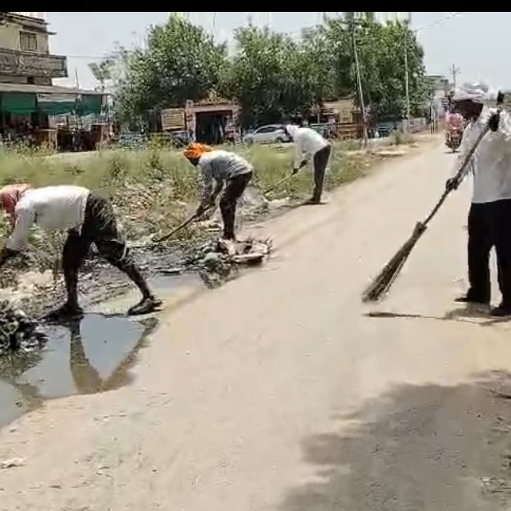 डीएम के निर्देश पर शाहगंज मार्केट में स्वच्छता अभियान:सोनभद्र में गंदगी मिलने के बाद 100 सफाईकर्मियों ने की सफाई