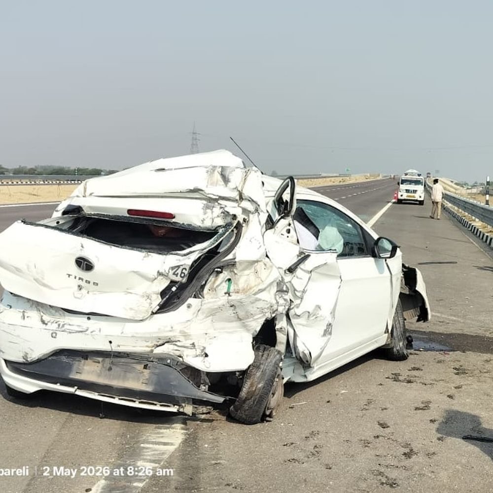 गंगा एक्सप्रेसवे पर भीषण हादसा, ट्रक से कार टकराई:टायर फटने से अनियंत्रित ट्रक ने कार को मारी टक्कर, तीन गंभीर घायल