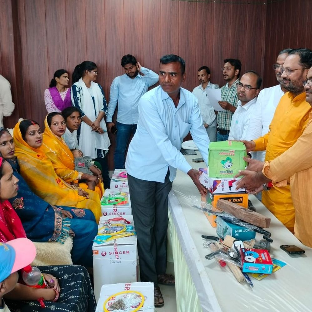 ओडीओपी से आत्मनिर्भरता की ओर बढ़ा कदम:रोजगार को मिलेगा बढ़ावा, जिपं अध्यक्ष ने 300 प्रशिक्षित लाभार्थियों को टूलकिट बांटी