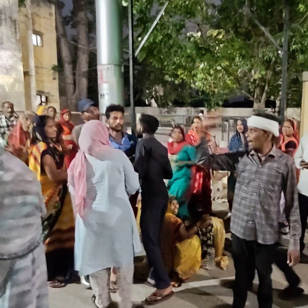 पीलीभीत मेडिकल कॉलेज में प्रसूता की मौत:परिजनों ने इलाज में लापरवाही और अवैध वसूली का आरोप लगाया, हंगामा किया