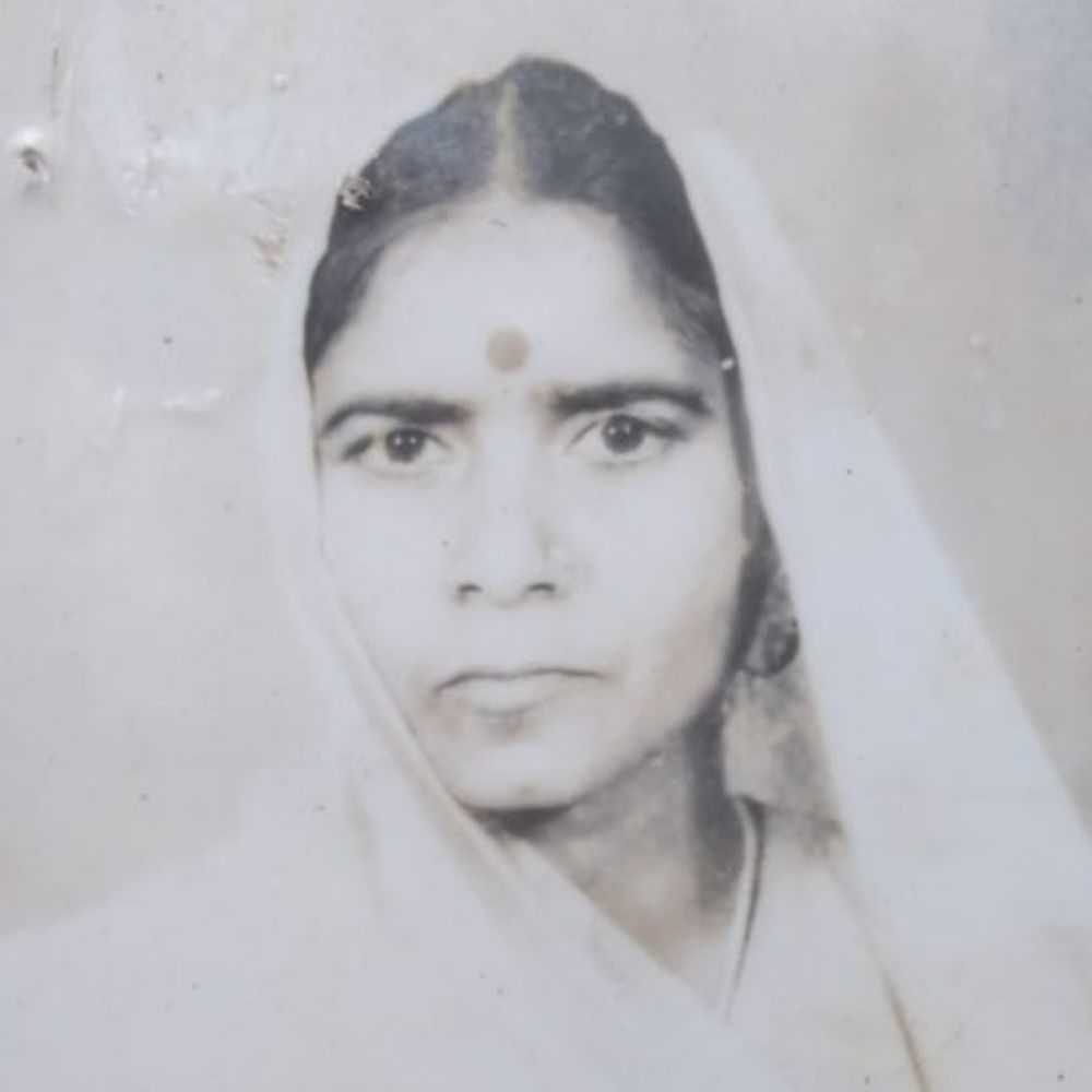 मिट्टी खोदते समय खाई धंसने से महिला की मौत,किशोरी घायल:मैनपुरी में नहर किनारे मलबे में दबीं, डेढ़ घंटे बाद ग्रामीणों ने निकाला बाहर