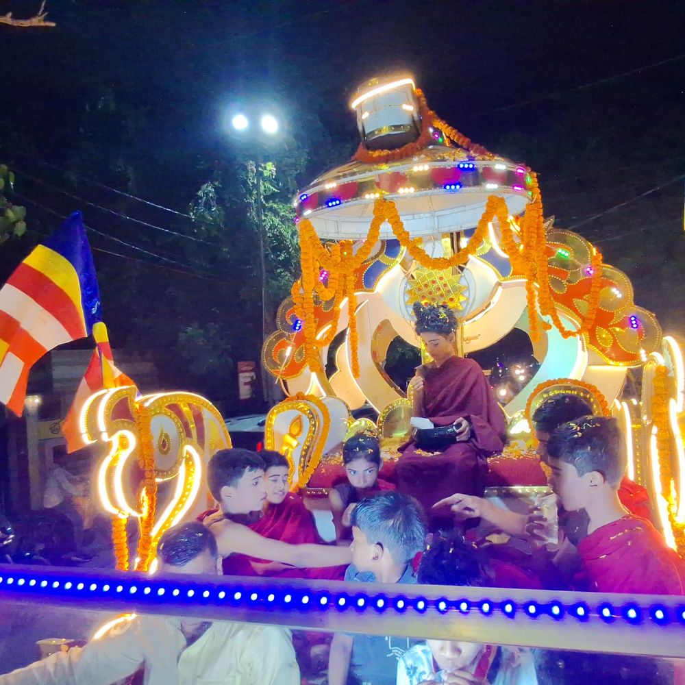 धम्म भूमि गाजीपुर ने बुद्ध पूर्णिमा पर कारवां निकाला:गाजीपुर में हजारों लोगों ने शांति, समानता और करुणा का संदेश फैलाया
