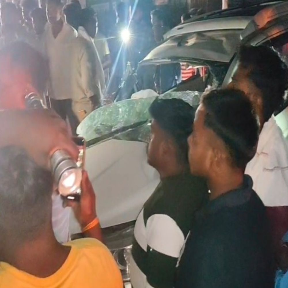 सुल्तानपुर में ट्रक-अर्टिगा भिड़े, 5 दर्शनार्थी घायल:अयोध्या से वाराणसी जा रहे थे, गंभीर हालत में लखनऊ रेफर; झारखंड के रहने वाले