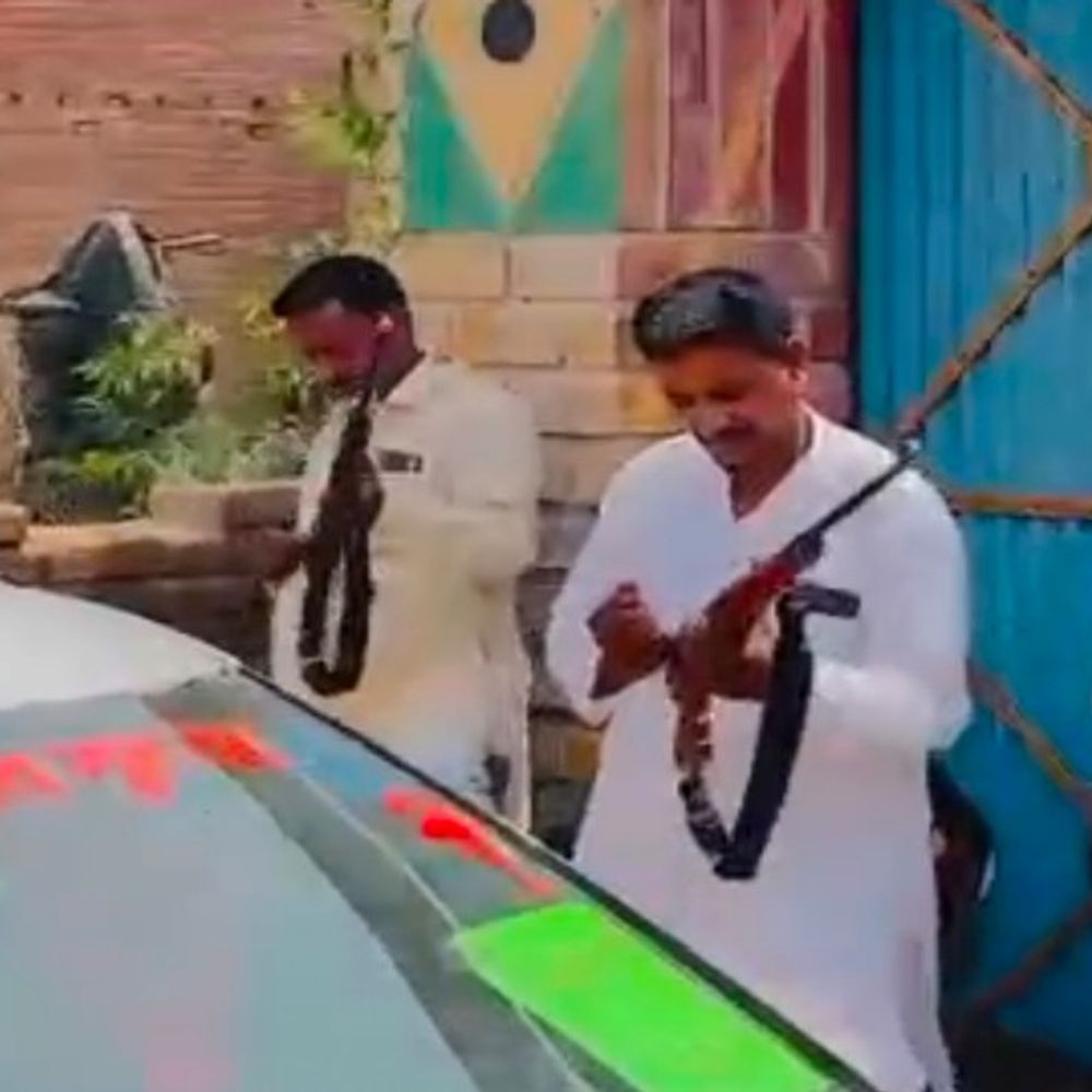 शाहजहांपुर में हर्ष फायरिंग का VIDEO:शादी समारोह में 25 सैकेंड में किए 5 अंधाधुंध फायर, दो लोगों के बीच हुआ कंपटीशन