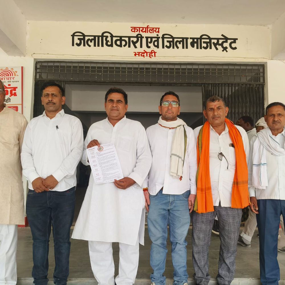 प्रधानों ने पंचायत चुनाव समय पर कराने की मांग की:भदोही में राज्यपाल को संबोधित ज्ञापन डीएम को सौंपा