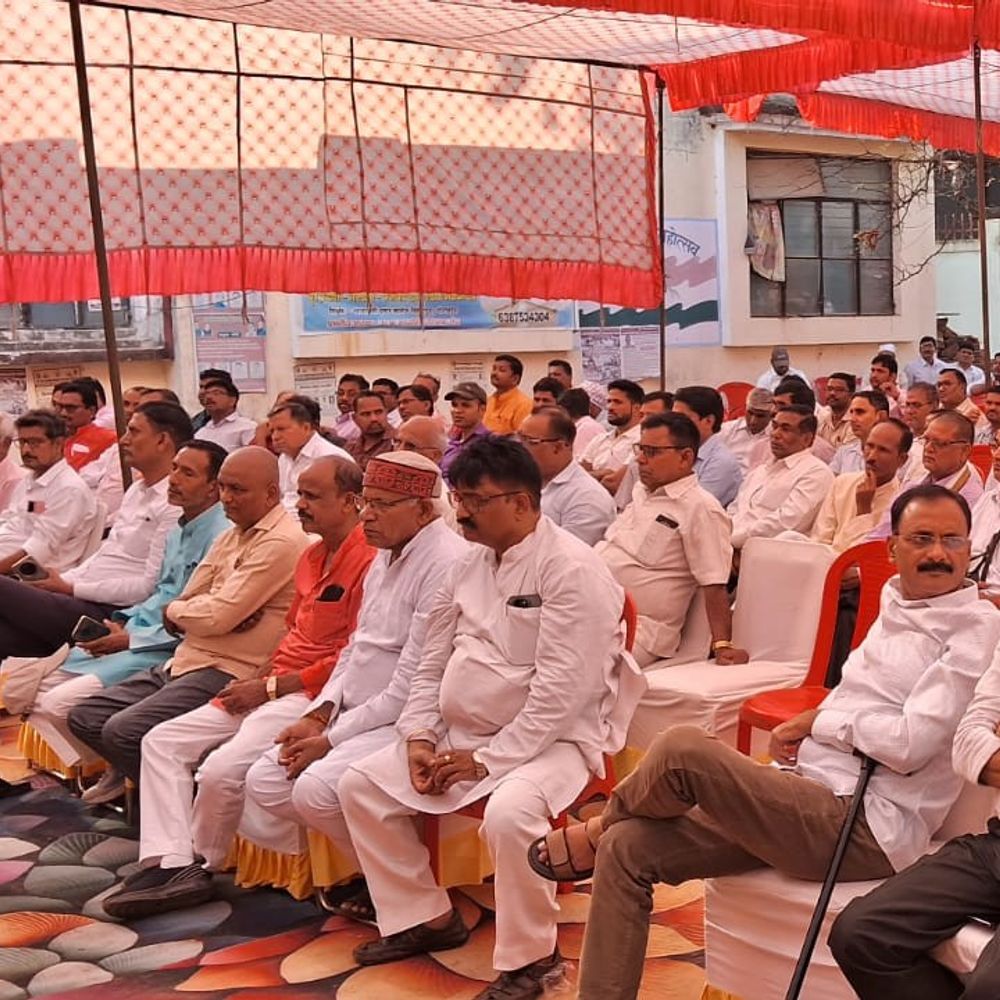 देवरिया में शिक्षकों का डीआईओएस कार्यालय पर धरना:पुरानी पेंशन, समान वेतन सहित कई मांगें उठाईं