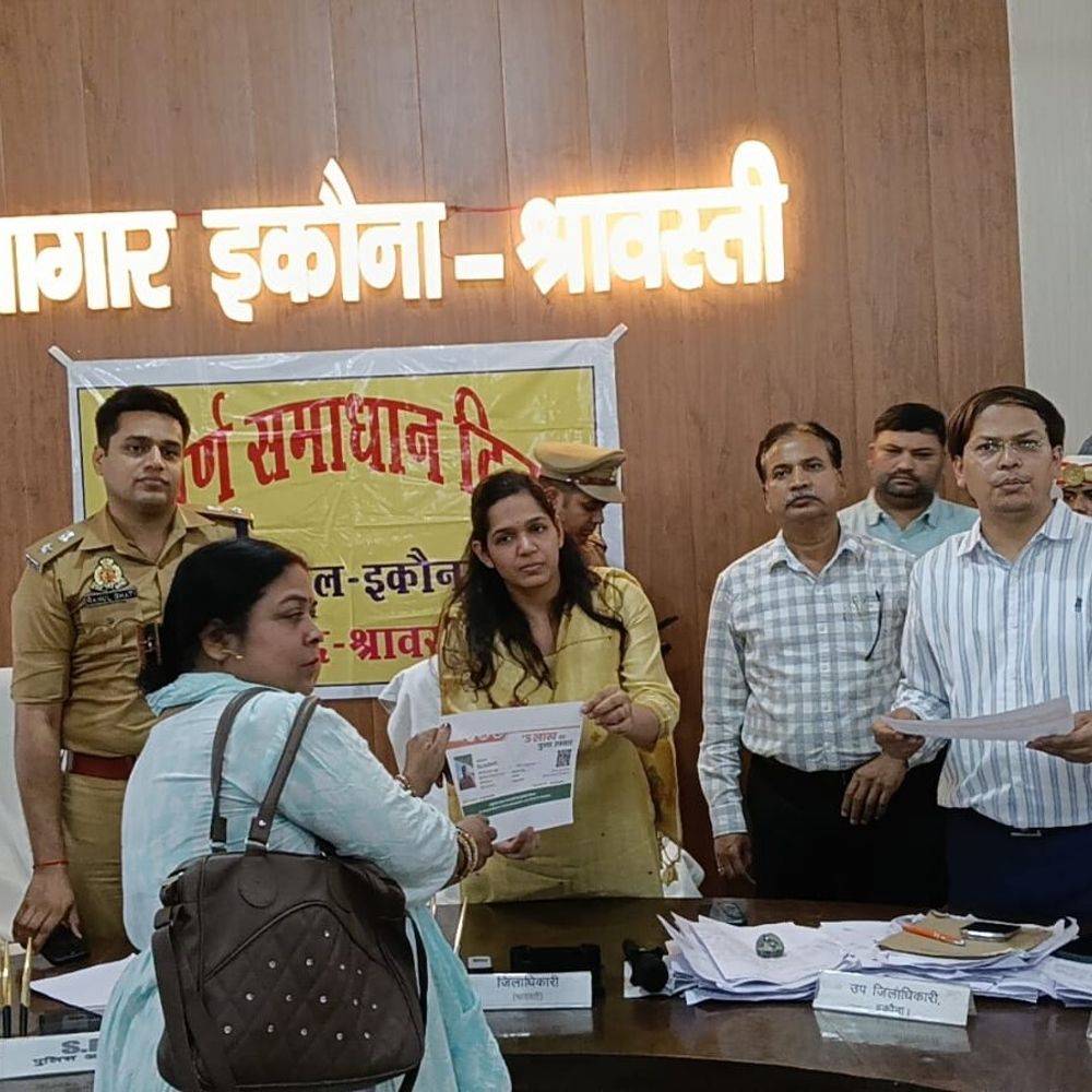 डीएम-एसपी ने बांटे आयुष्मान गोल्डन कार्ड:श्रावस्ती में पात्र परिवारों को मिला निःशुल्क इलाज का भरोसा, स्वास्थ्य सुविधाओं को सुलभ बनाने की पहल