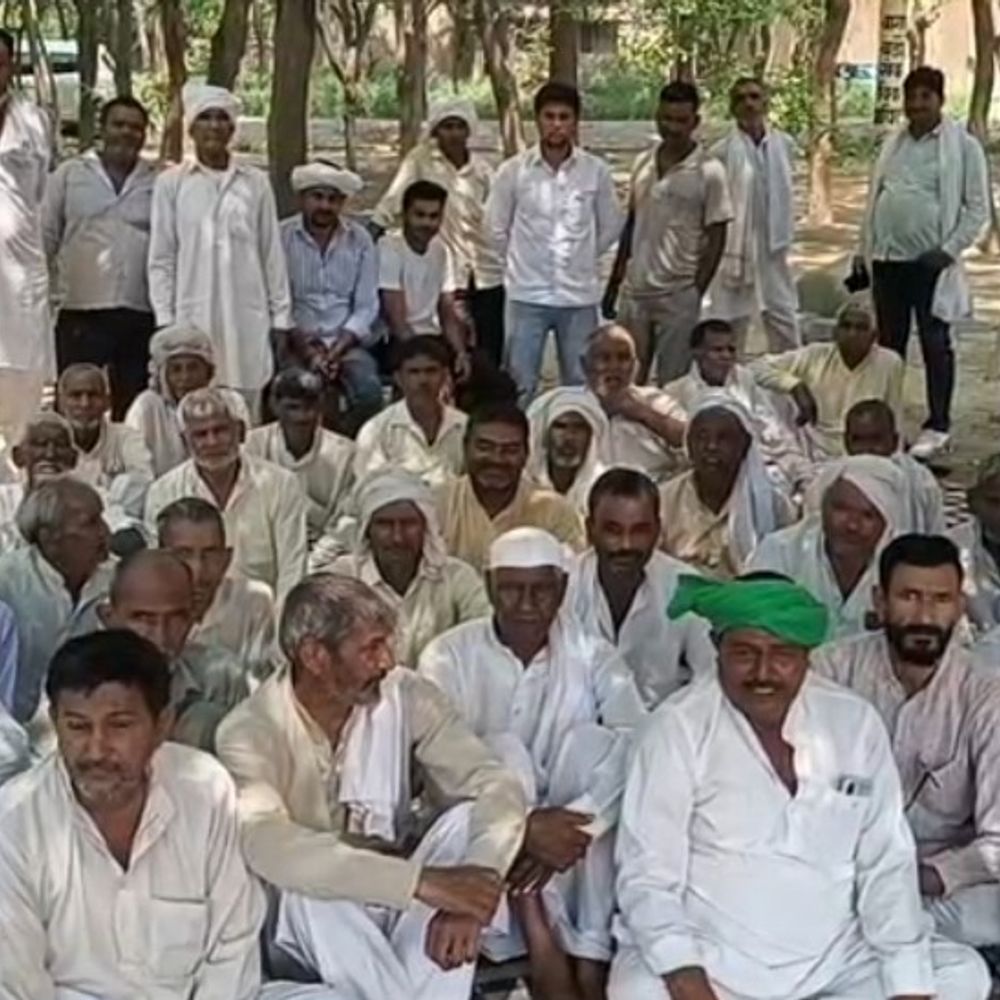 बागपत कलेक्ट्रेट पर ग्रामीणों का प्रदर्शन:यमुना किनारे लगाई जा रही ठोकर निर्माण में लापरवाही का आरोप, कार्रवाई की मांग