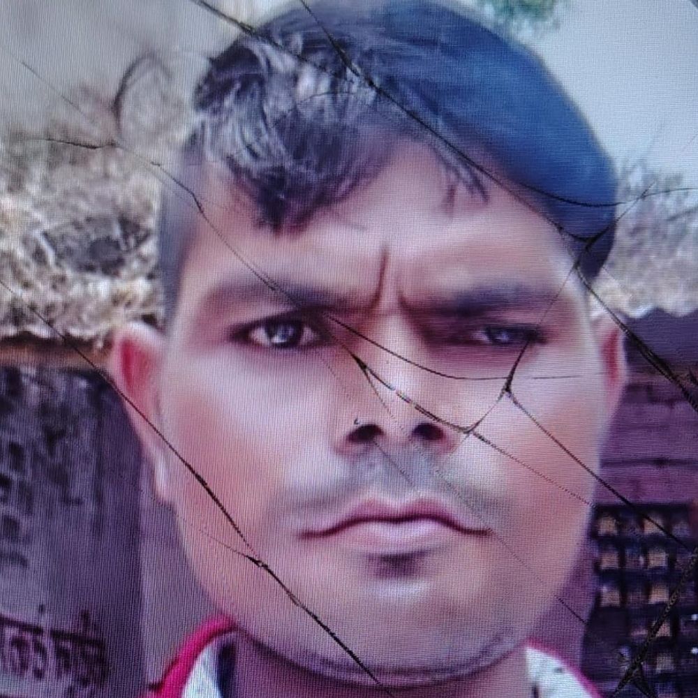 कैंटर ने बाइक को मारी टक्कर से पिता की मौत:आगरा में बैंड-बाजे का भुगतान करने के लिए जा रहे थे, बेटा घायल