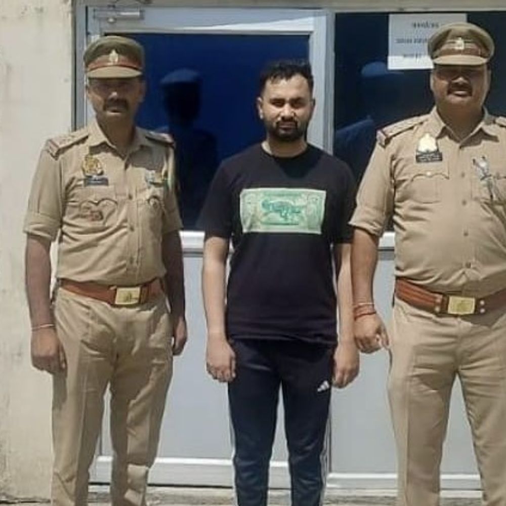 संभल पुलिस ने ऑनलाइन सट्टा गिरोह का सदस्य पकड़ा:गरीब पति-पत्नी के खाते से 3.39 करोड़ का अवैध लेनदेन, 12 आरोपी पहले जेल भेजे गए