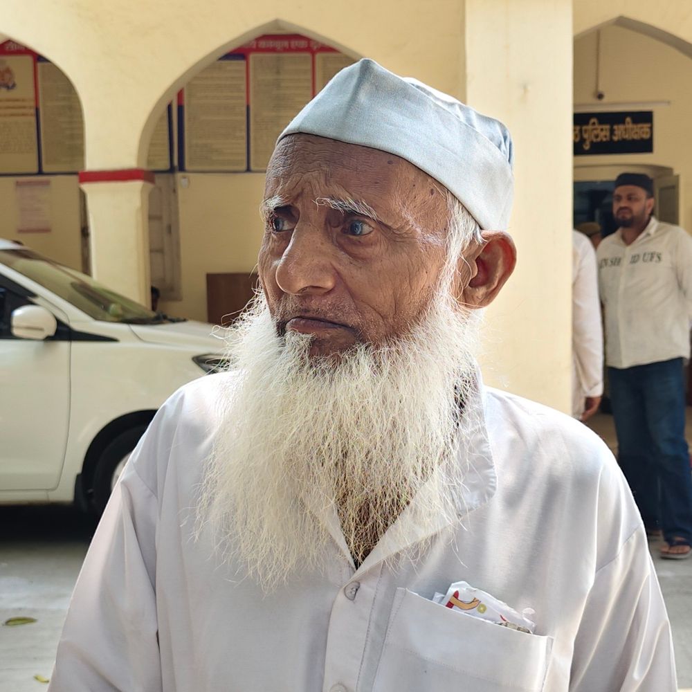 मुजफ्फरनगर बुजुर्ग बोले- मै जिंदा हूं, मरा नहीं:पुलिस ने जांच में जिंदा शख्स को मृत दिखाया, SSP मांगा न्याय
