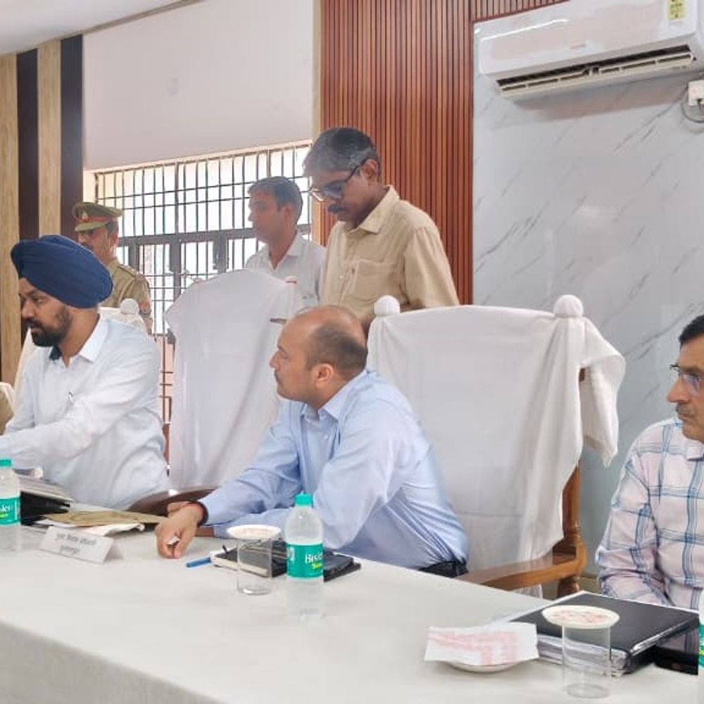 सुल्तानपुर डीएम ने समाधान दिवस की व्यवस्था बदली:फरियादियों को अब पर्ची के बाद ही मिलेगी सुनवाई, उद्देश्य-अव्यवस्था को है कम करना