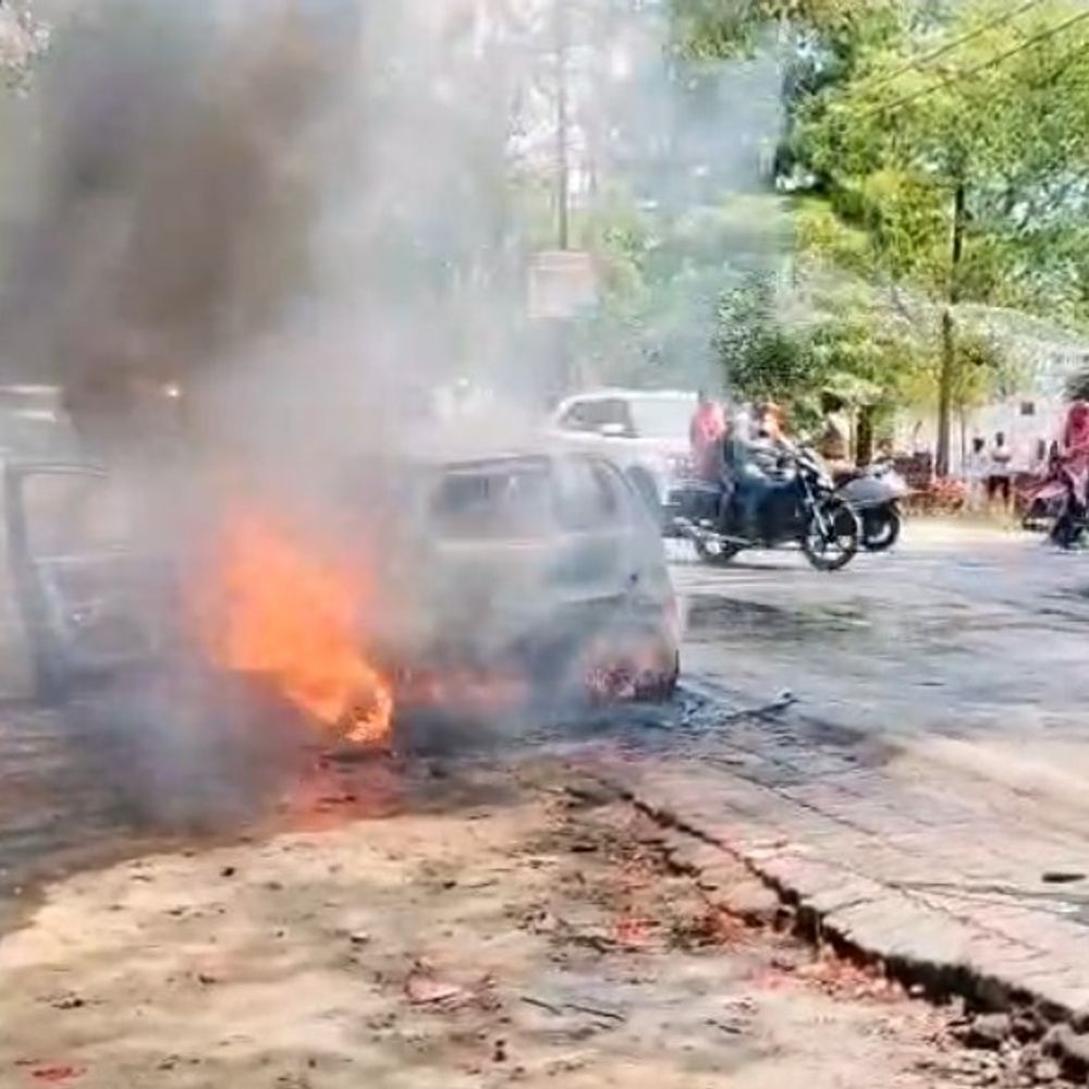 बहराइच में चलती कार में लगी आग:ड्राइ‌वर के साथ जा रहे थे वीडीओ, दोनों ने कूदकर जान बचाई, फायर ब्रिगेड ने काबू पाया