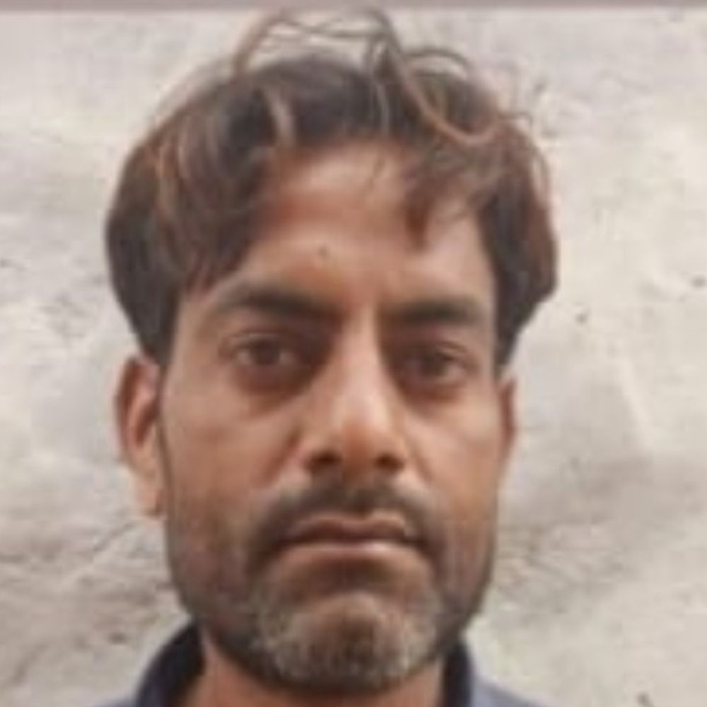 हाथरस में बाइक बिजली के खंभे से टकराई:एक युवक की मौत, दूसरा गंभीर घायल; ग्रामीणों ने कार्रवाई की मांग की