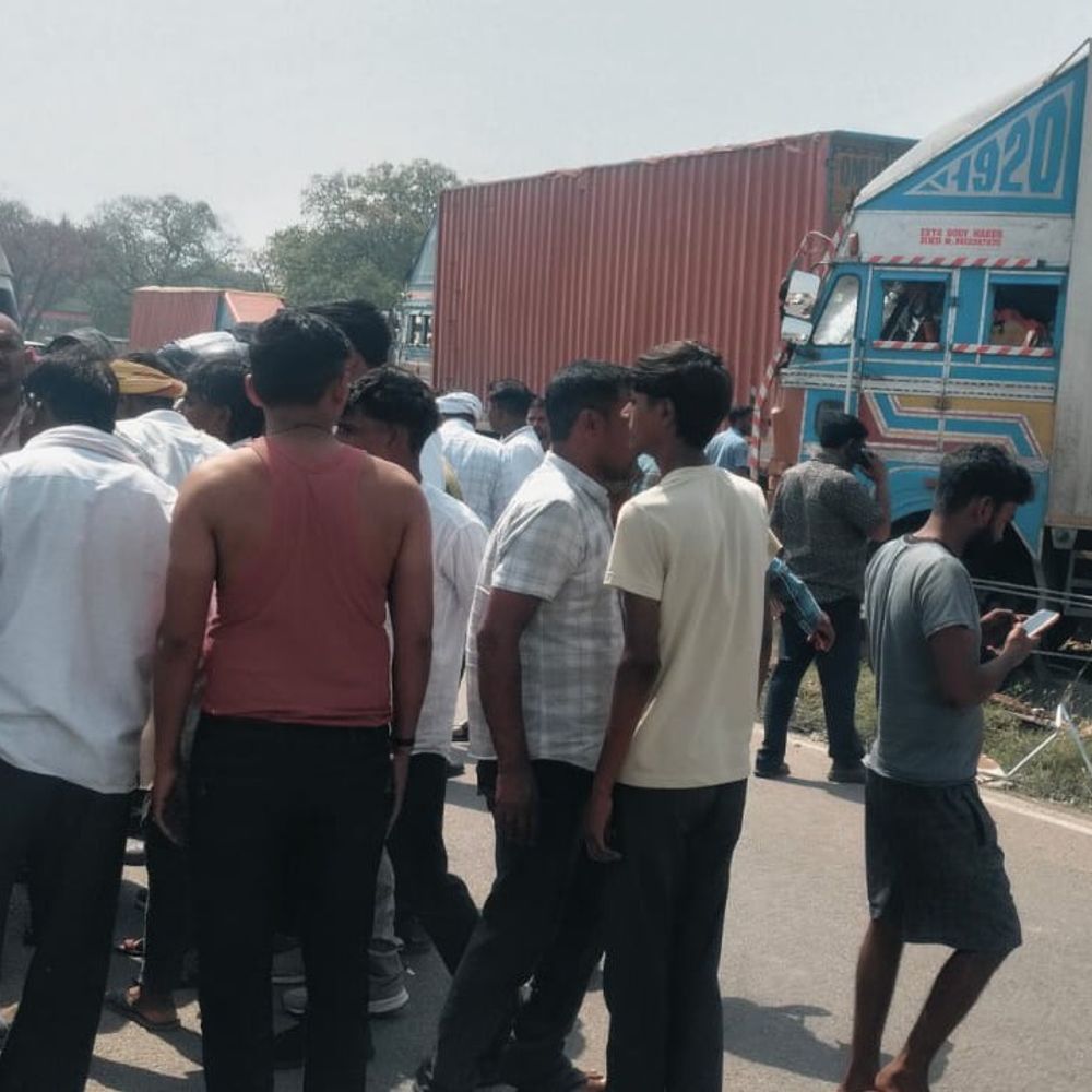 कौशांबी हाईवे पर ट्रक-कंटेनर भिड़ंत, चालक फंसा:ओवरटेक के कारण हुआ हादसा, घायल जिला अस्पताल रेफर
