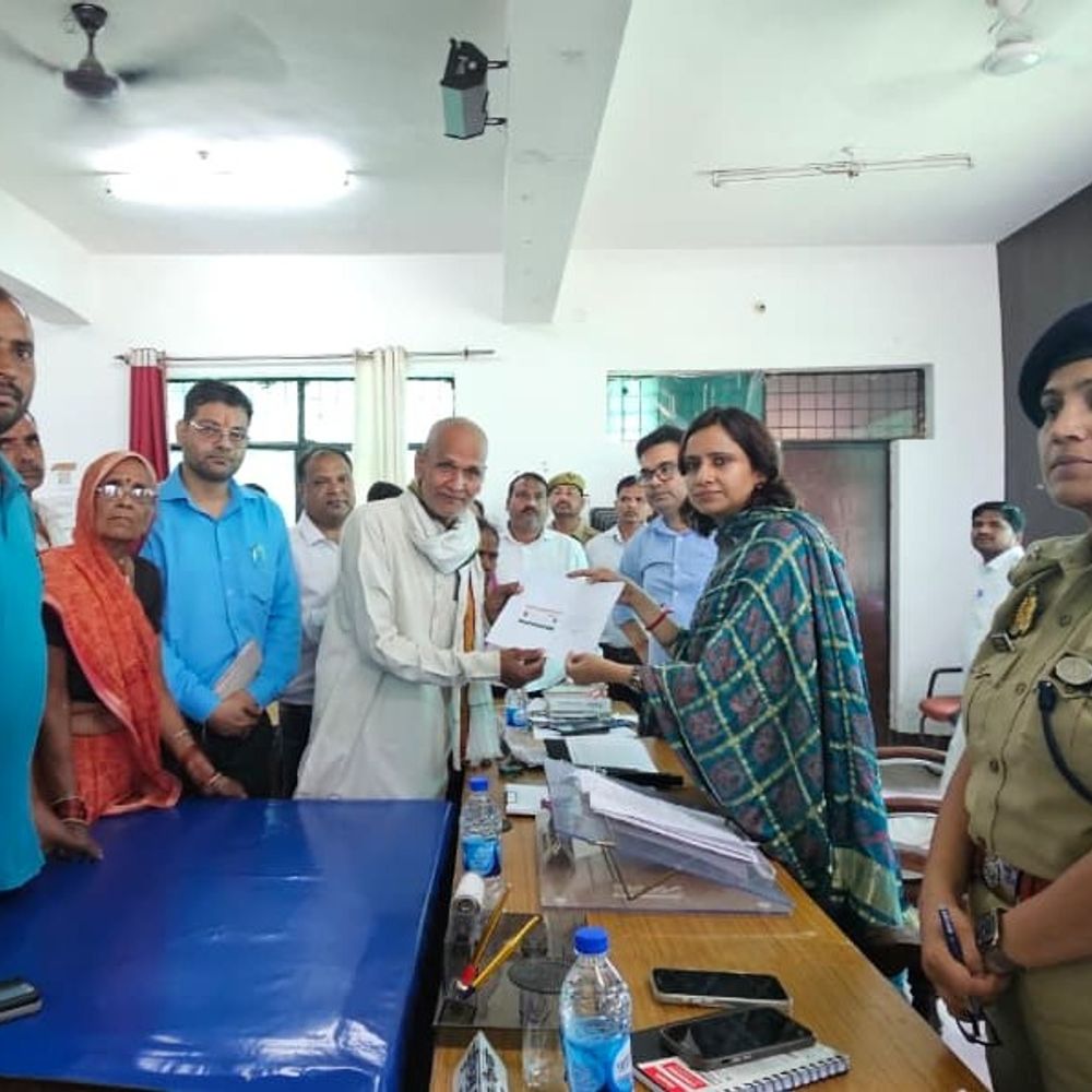 फर्रुखाबाद में लेखपाल, ग्राम विकास अधिकारी निलंबित:समाधान दिवस में डीएम ने की कार्रवाई, 114 शिकायतें आईं