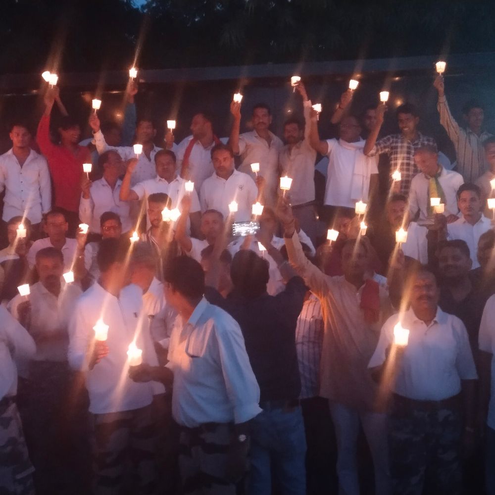 ललितपुर में स्मार्ट मीटर का किया विरोध:कैंडल मार्च निकालकर तत्काल हटाने की मांग उठाई