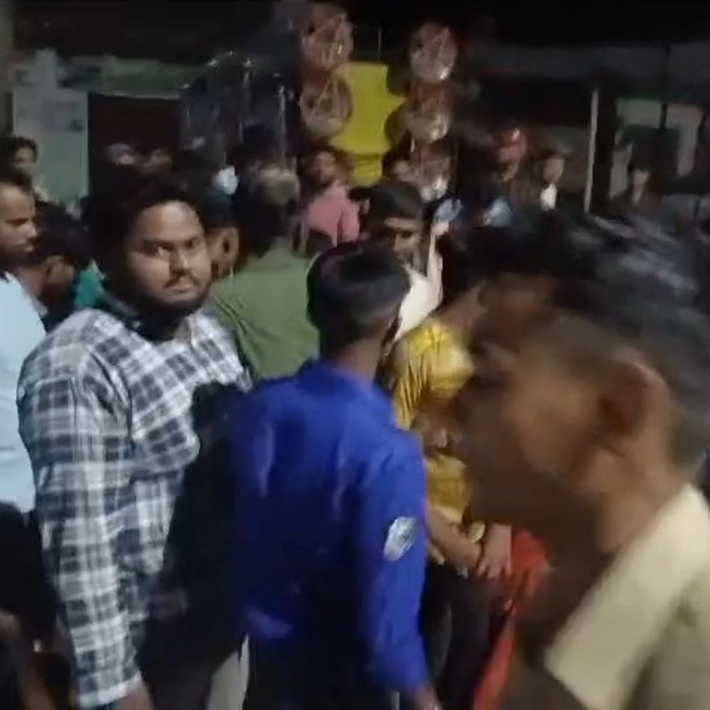 पीलीभीत में बस स्टाफ ने यात्रियों से की मारपीट:महिलाओं से अभद्रता, विधायक का फूटा गुस्सा, फटकार के बाद दौड़ी पुलिस