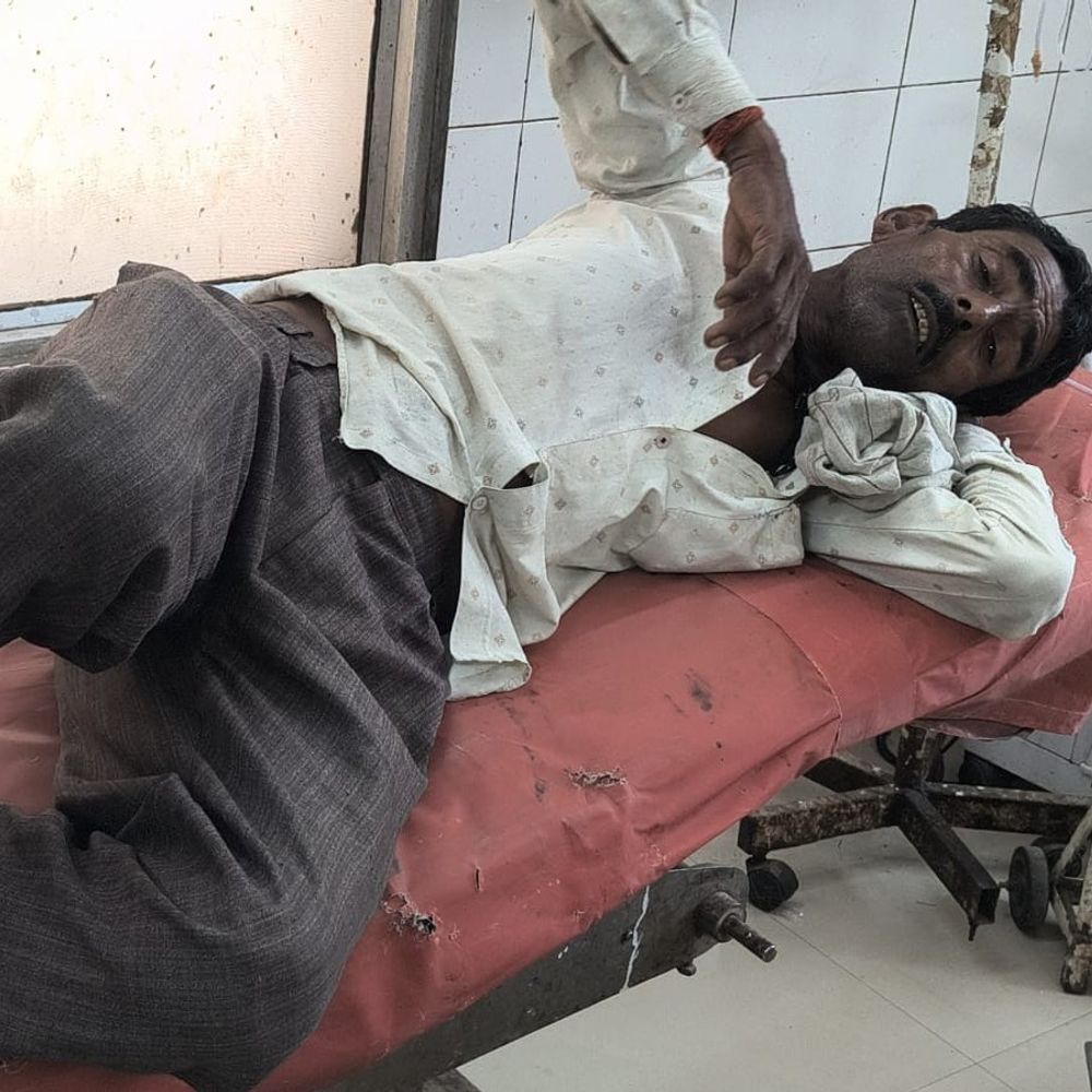 जमीनी विवाद में पिता-पुत्री और पत्नी घायल:एटा में खेत पर काम करते समय परिवार ने पीटा, पुलिस जांच में जुटी