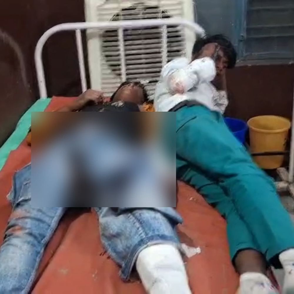 संभल में दो बाइकों कीआमने-सामने भिड़ंत:एक युवक की मौत, लड़की सहित तीन घायल, हायर सेंटर रेफर